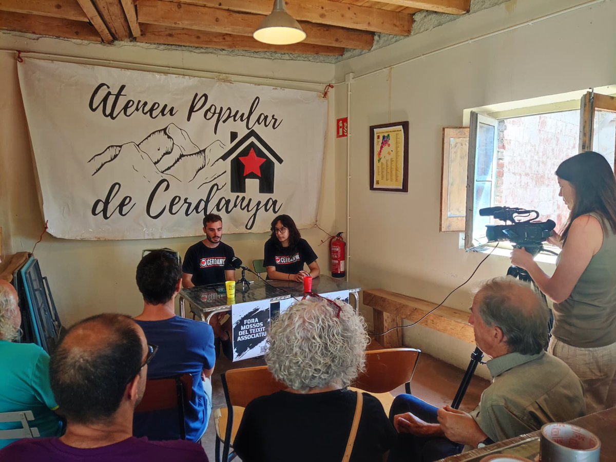 AlertaSolidaria's tweet photo. ❌🚔❌🚔❌

Denúncia de l'Ateneu Popular de Cerdanya: 
"Estem horroritzades de veure com la policia fa i desfà INVENTANT-SE fets i denunciant l'associació que els interessa en cada moment."

2.000 € en multes polítiques! 
PROU ABUSOS POLICIALS!!!
https://t.co/beHGIXiPsN https://t.co/6RKzZPQks9