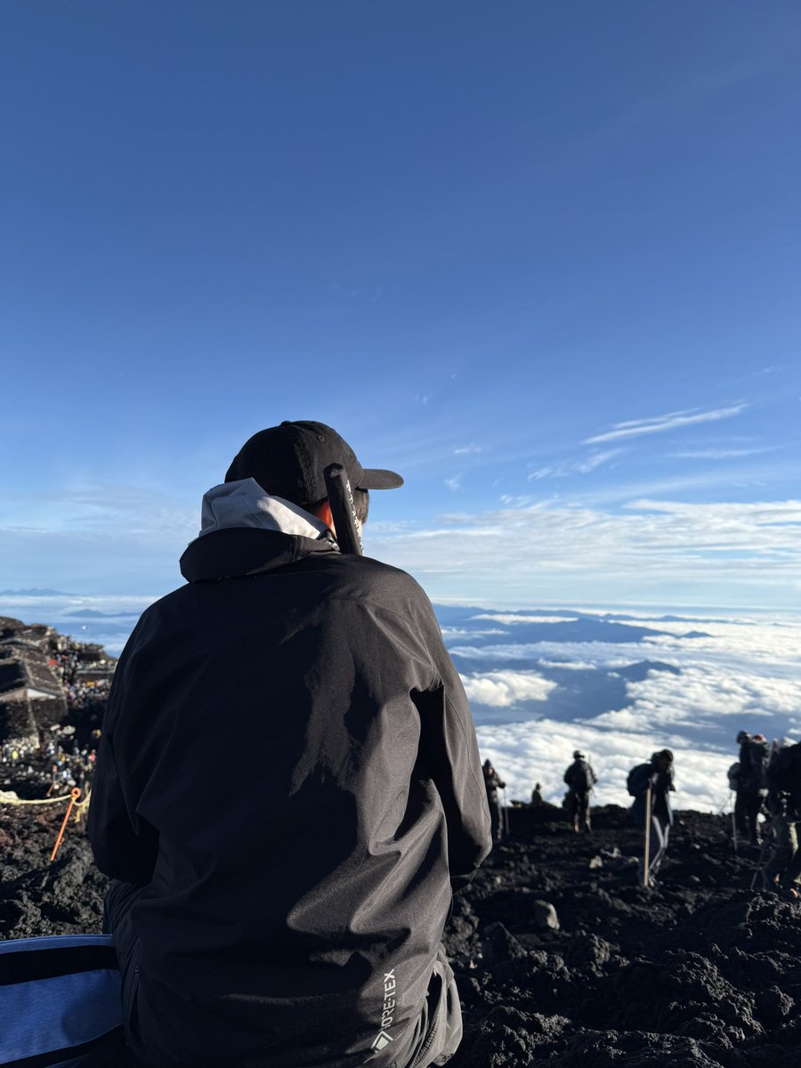 nirunno's tweet photo. 人生2回目の富士山登頂！
引きこもりにはキツいけど楽しかった〜 https://t.co/OulT3613wZ
