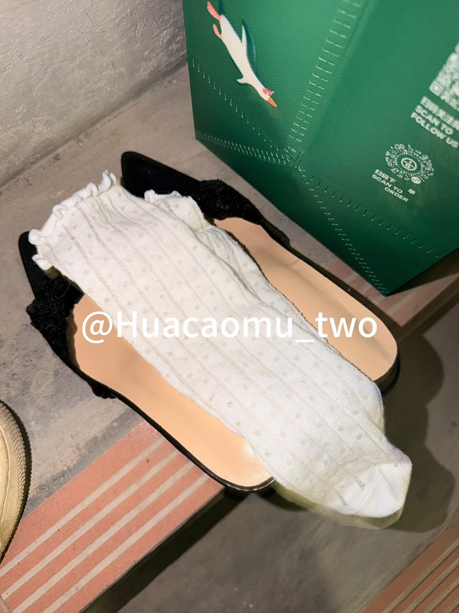 huacaomu_two's tweet photo. 接上条的，这双蕾丝鱼嘴高跟真的骚看见一下子就硬了，门口还有双袜子香的一批 #足交 #扫楼打胶 #扫楼 #高跟鞋 #扫楼 https://t.co/s0mpiWxLeL