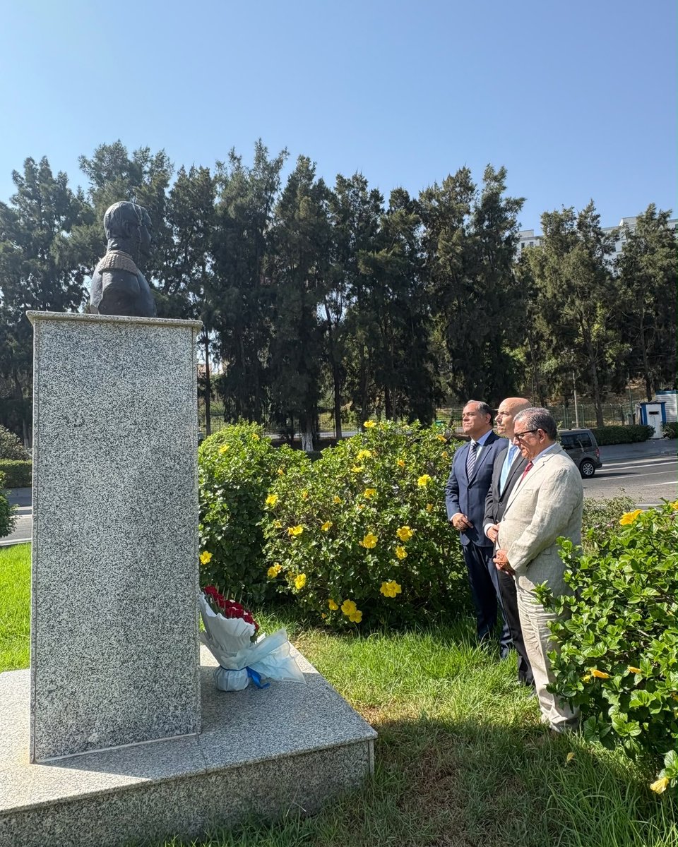 periodistan_'s tweet photo. Los embajadores de ARGENTINA, CHILE y PERÚ rinden homenaje al busto del GENERAL SAN MARTÍN en Argel, capital de la nación hermana de ARGELIA 🇩🇿 https://t.co/0waDgmYG4b