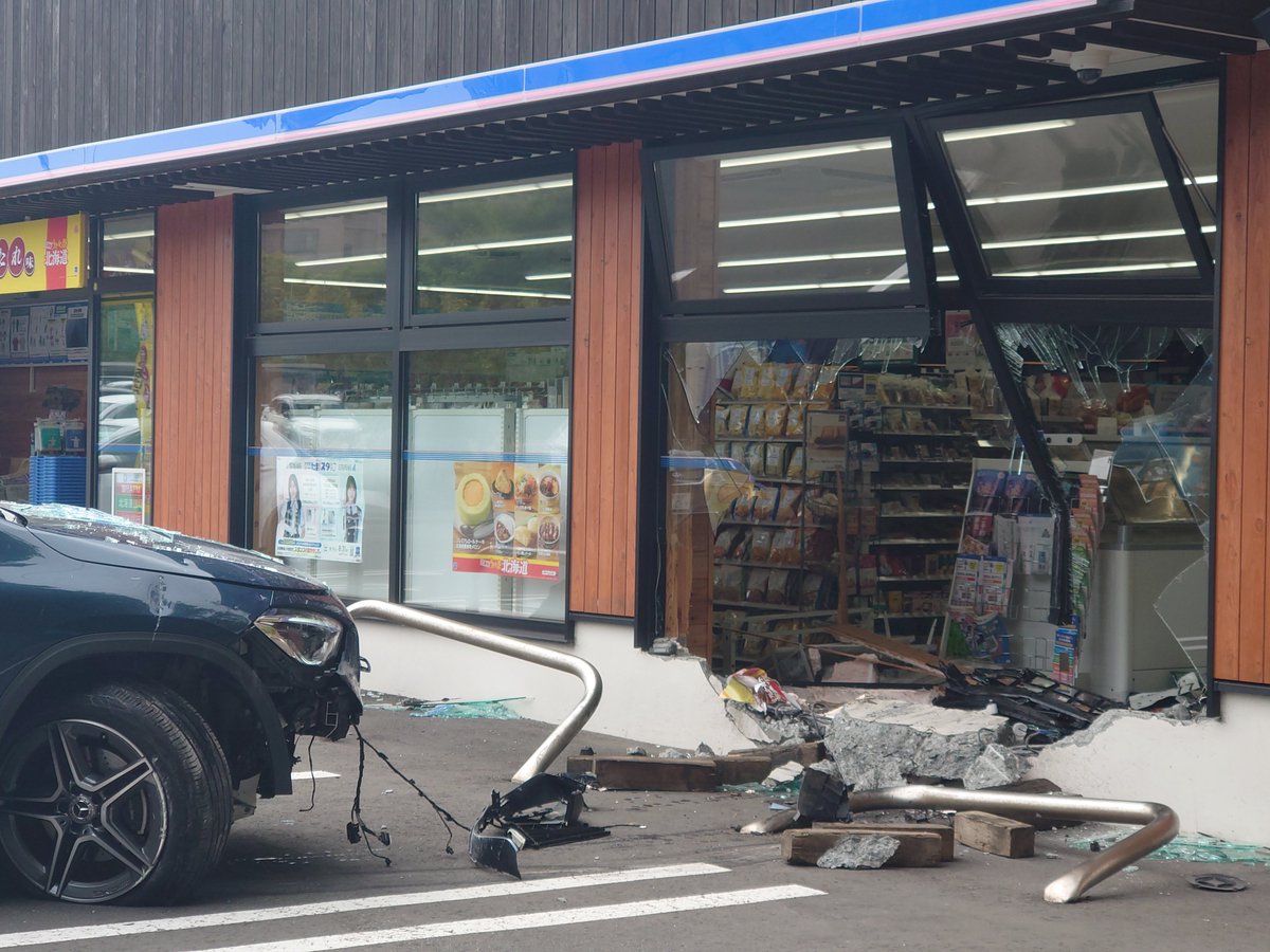 mst_hide's tweet photo. 札幌市清田区平岡5条1丁目のローソンに車が突っ込んだ現場。
店内突入防止のバリケードを突破しての御入店。ノーブレーキでかなりの速度で進入してきたとの目撃情報あり。 https://t.co/0CGLR8HPdu