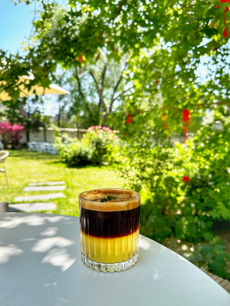 kimraehee4's tweet photo. Chilling on the balcony with iced coffee and a good book = perfect lazy Sunday https://t.co/bpP6QUynWx