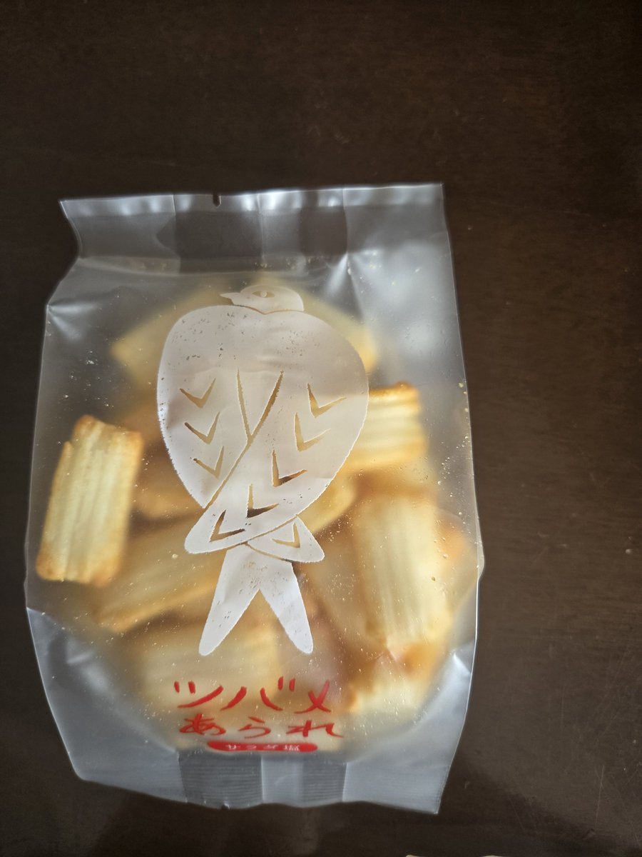 chichocoyoco's tweet photo. お疲れ様です。今年のコミケもありがとうございました。新しい試みの本でしたが、多くの方に購入いただき、本当にありがとうございます。冬も参加したいと思っていますので今後ともよろしくお願いいたします。写真は差し入れに頂いたお菓子で、お日持ちがしますのでゆっくり食べたいと思います。#C108 https://t.co/0pQZe7lY05