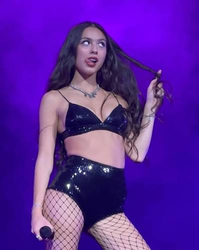 BlissOfSoull's tweet photo. olivia rodrigo stage oops moment but somehow she still made it iconic 😭✨ https://t.co/hFpINWxcqm