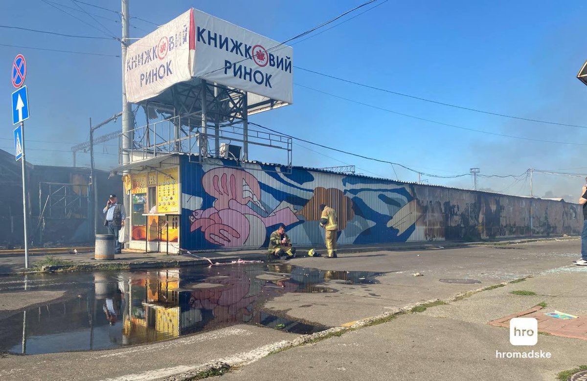 IAPonomarenko's tweet photo. Last night, Russia was once again burning Ukrainian books en masse: Kyiv’s famous historic book market at Pochaina was struck and engulfed in a massive fire. https://t.co/yaefPrKxbK