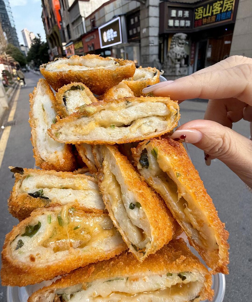 Manukk13's tweet photo. Craving a warm cheesy taiyaki fresh from the street cart Flaky skin, red bean filling, perfect mid-afternoon pick-me-up! ， https://t.co/MvbvhhzhFr