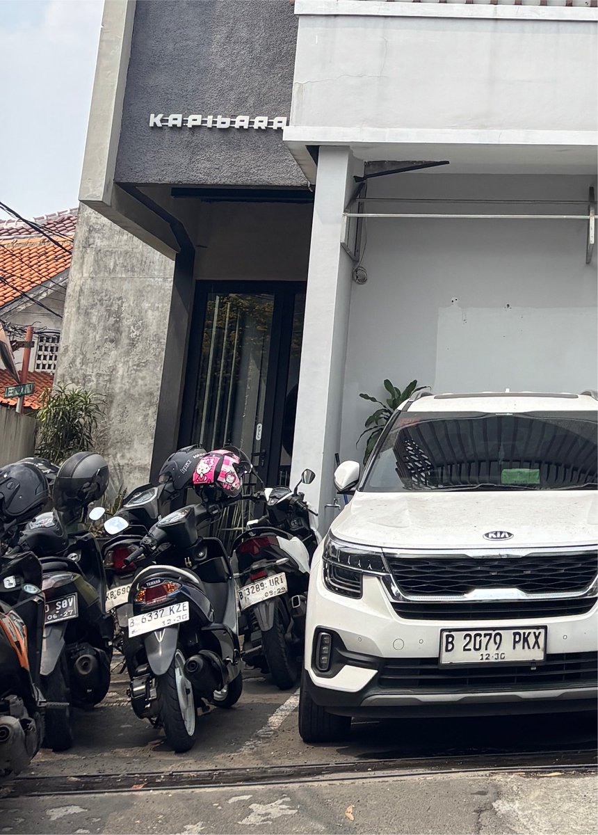vqmoons's tweet photo. nanti di sini yaa warga!

kapibara-nya mana? itu yg kecil di pojok kiri🙏🏻

pada dateng setengah 4 aja lah ya buat regist gosah pagi pagi bgt🕺🏼

#23TarikFik https://t.co/tH4UsM3sY0