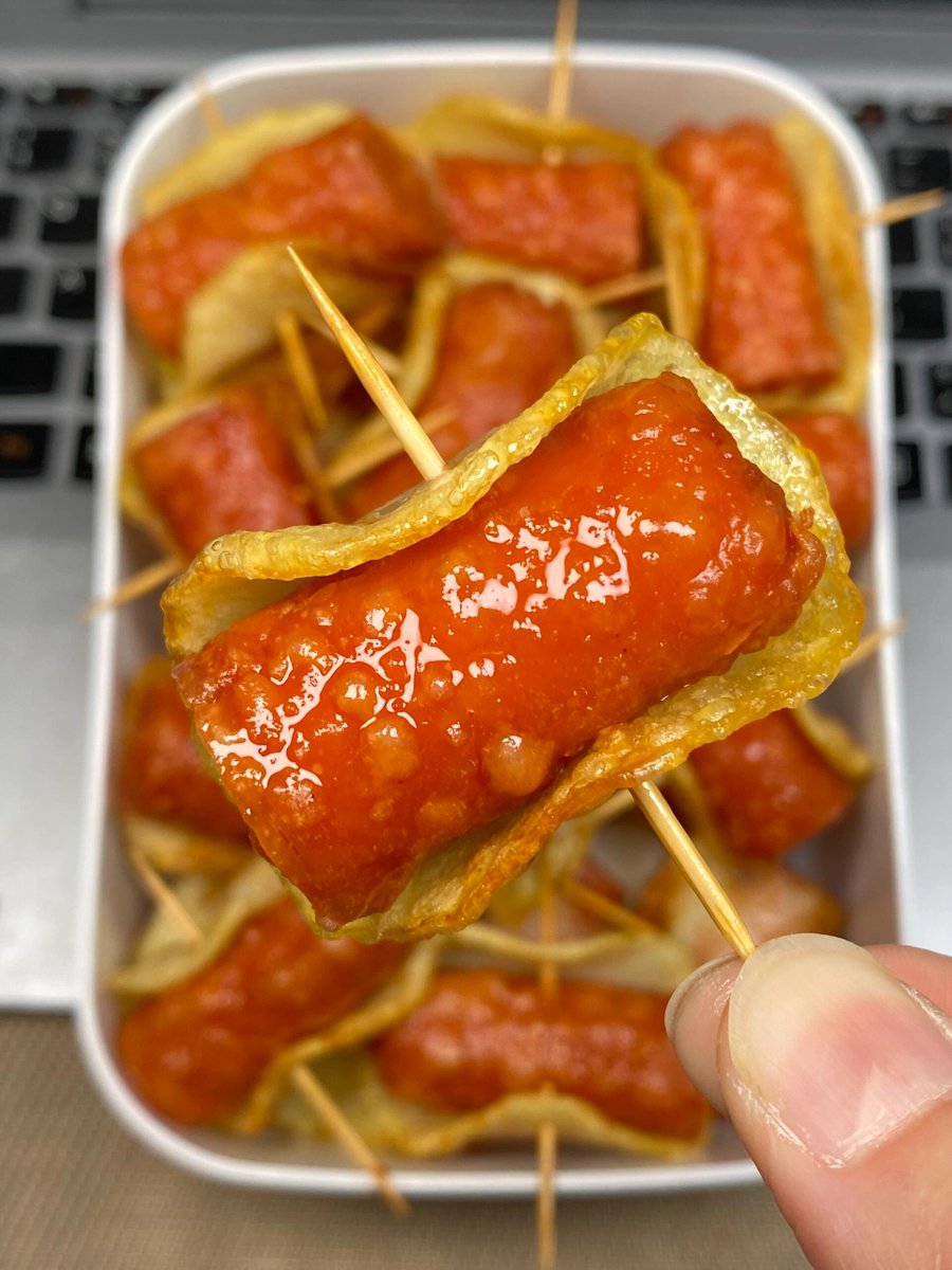 jdyork11's tweet photo. Crispy fried potato skewers with spicy cumin and chili flakes—street snack perfection that hits different! ， https://t.co/aCsct64iRz