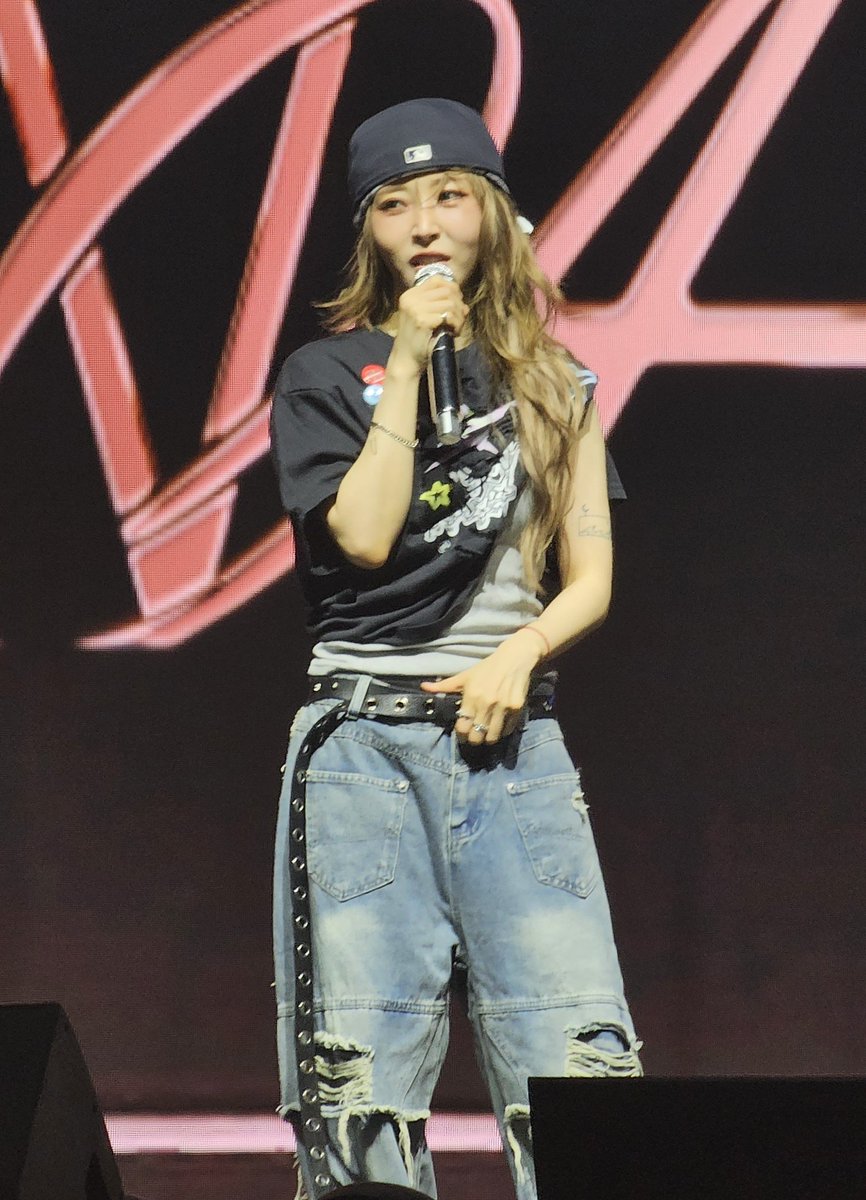 KIWIBYULIE's tweet photo. she’s actively trying to attract women https://t.co/jMWjQxpjdk