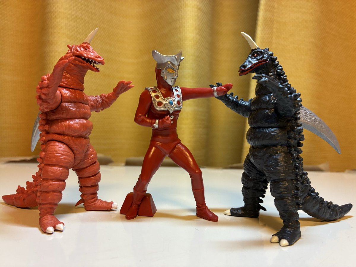 eddysays1's tweet photo. お盆に実家へ帰る途中で寄ったショッピングモールでHGウルトラマンと仮面ライダーパワーナックル2を発見❗️ウルトラマンは先に引いてたミーモス含めてストレートコンプでライダーの方は何とか５回でコンプ。さすがに1000円ガチャはキツイなぁ💦 https://t.co/mAZ60F6vaT