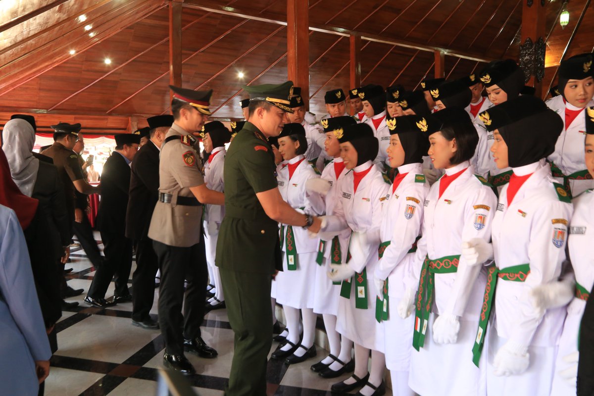 pendim0703clp's tweet photo. Dandim 0703/Cilacap Bersama Forkopimda Kukuhkan Paskibraka Tingkat Kabupaten Cilacap https://t.co/RS5wSZFyRB