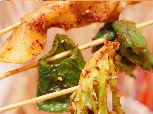 NjGapi's tweet photo. Craving late-night vibes This crispy fried skewer with chili flakes hit different at the street stall tonight! https://t.co/hAEReReVsR
