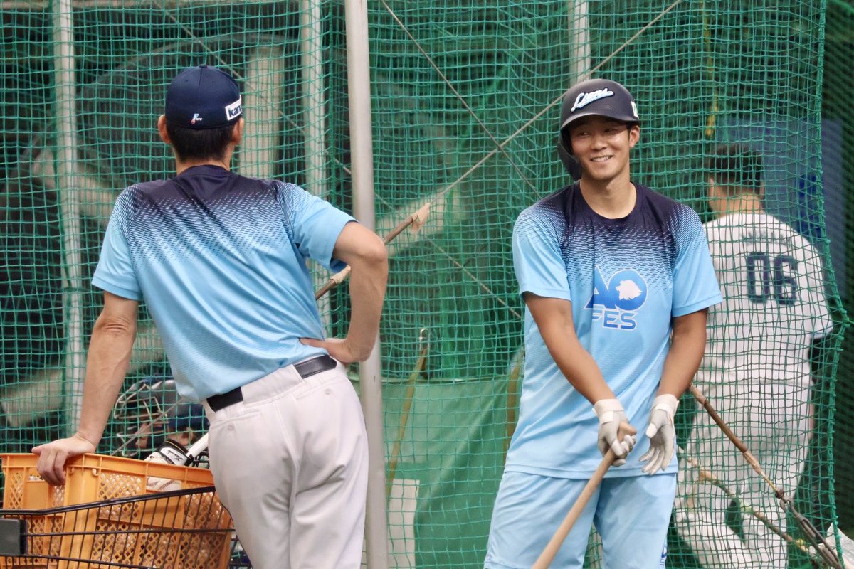 pino_blue_leo's tweet photo. 2026.08.16 ベルーナドーム

練習見学会

打撃練習前②
西口監督と話をしていました

#石井一成 https://t.co/caD1ad5Vhu