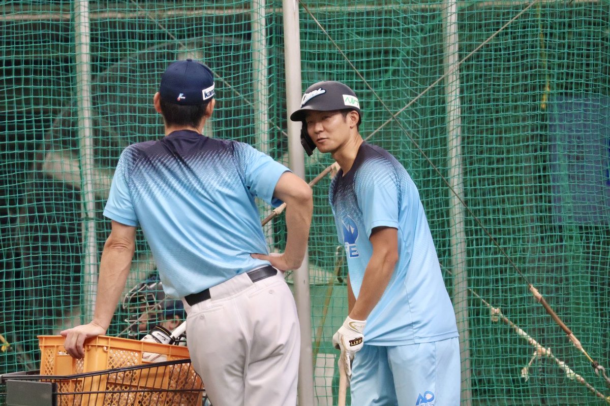 pino_blue_leo's tweet photo. 2026.08.16 ベルーナドーム

練習見学会

打撃練習前②
西口監督と話をしていました

#石井一成 https://t.co/caD1ad5Vhu