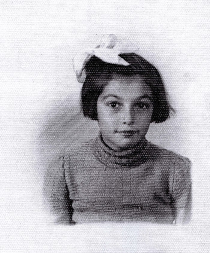 AuschwitzMuseum's tweet photo. 16 August 1932 | An Austrian Jewish girl, Mella Schachter, was born in Vienna.

In 1943 she was deported to #Auschwitz from Będzin ghetto and murdered in a gas chamber. https://t.co/Ozg62VYZm7