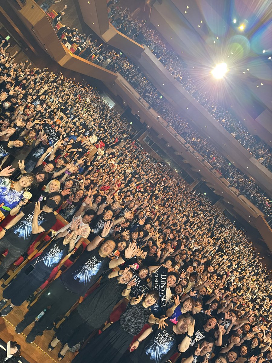 SUGIZOofficial's tweet photo. From Yamagata with Love 0815.

UNENDING JOURNEYツアー 山形公演、
じつに28年ぶりの山形公演、本当に素晴らしかった。
みんな最幸最狂でした。
本当にありがとう！
この度めでたく山形は第２の故郷となりました。

28年前には予想していなかった未来。
真矢がいない未来。
それでも真矢の意思を守ってバンドを走らせ続ける未来。
これからもこの地上にいる限り、音を奏で続けたい。
真矢の魂と一緒に。

そして、このあまりに不安定な世界で、
地震も水害も回避でき、
戦争に翻弄されず、
こうして音楽を奏でられることがどれだけ奇跡なことのか。
昨日8/15、改めて痛感した。
こうしてライヴができるこ���に、みんなとの絆に、心から感謝しています。

今日は盛岡公演。
更に上を目指して全力で臨みます。

熊本、そして千葉、被災地の一刻も早い復旧復興を心から祈りながら、
魂を込めてステージに立ちます。

みんな、思いを、祈りを重ねよう。
届けよう。

#LUNASEA
#UNENDINGJOURNEY_FOREVER　
#SUGIZO