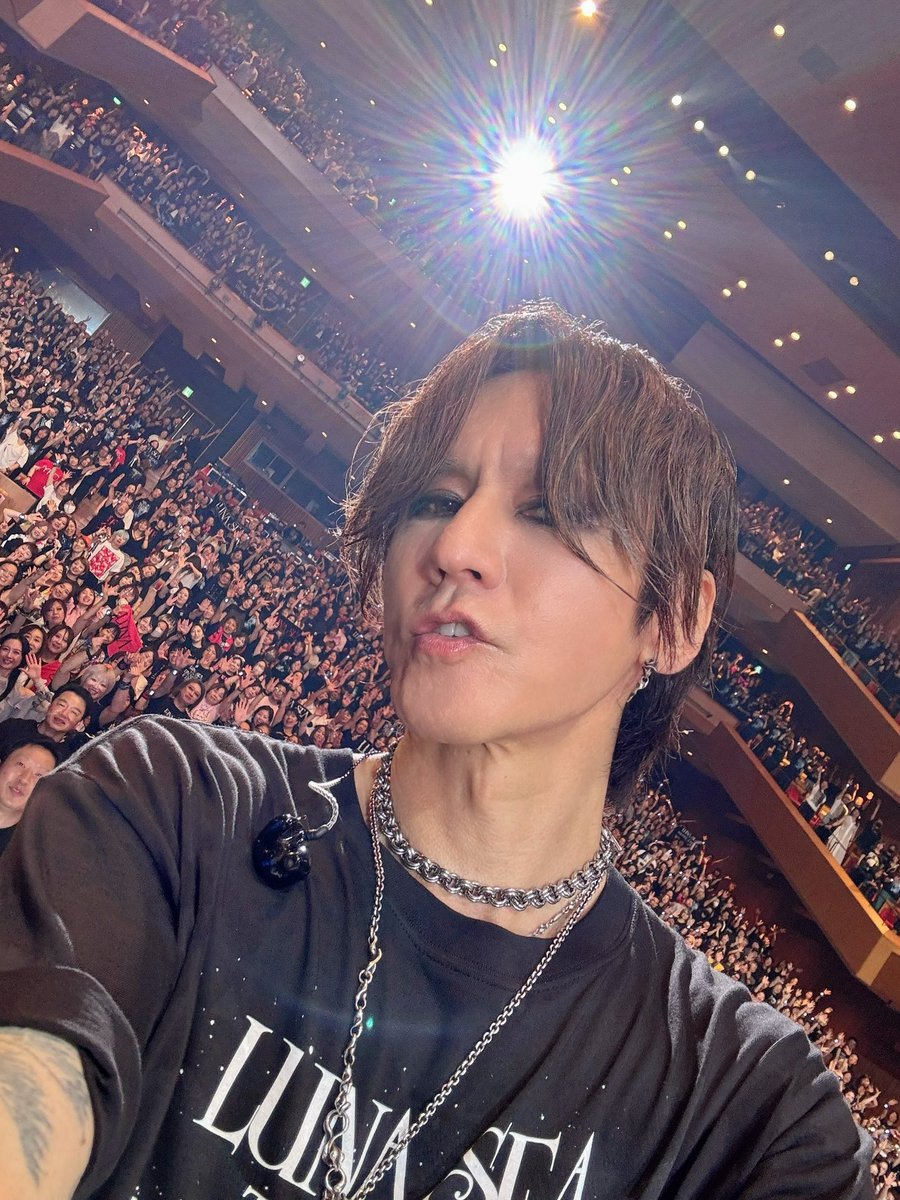 SUGIZOofficial's tweet photo. From Yamagata with Love 0815.

UNENDING JOURNEYツアー 山形公演、
じつに28年ぶりの山形公演、本当に素晴らしかった。
みんな最幸最狂でした。
本当にありがとう！
この度めでたく山形は第２の故郷となりました。

28年前には予想していなかった未来。
真矢がいない未来。
それでも真矢の意思を守ってバンドを走らせ続ける未来。
これからもこの地上にいる限り、音を奏で続けたい。
真矢の魂と一緒に。

そして、このあまりに不安定な世界で、
地震も水害も回避でき、
戦争に翻弄されず、
こうして音楽を奏でられることがどれだけ奇跡なことのか。
昨日8/15、改めて痛感した。
こうしてライヴができるこ���に、みんなとの絆に、心から感謝しています。

今日は盛岡公演。
更に上を目指して全力で臨みます。

熊本、そして千葉、被災地の一刻も早い復旧復興を心から祈りながら、
魂を込めてステージに立ちます。

みんな、思いを、祈りを重ねよう。
届けよう。

#LUNASEA
#UNENDINGJOURNEY_FOREVER　
#SUGIZO