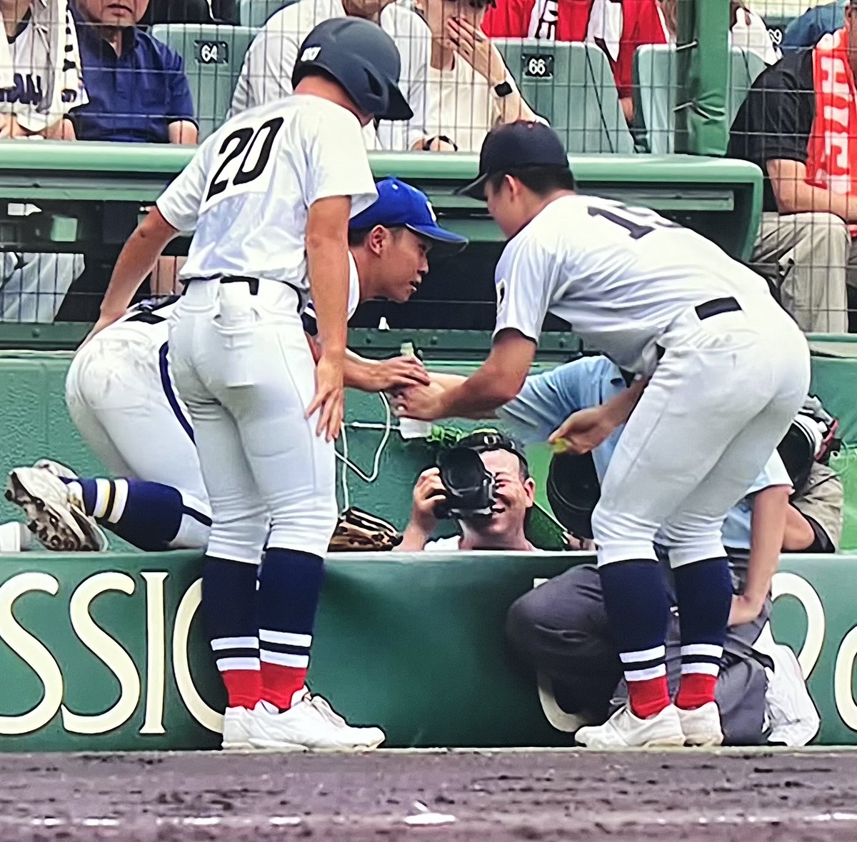 baddymoon's tweet photo. カメラ席飛び込んでアウトにした霞ヶ浦の選手に水や氷嚢持ってかけつける横浜の選手すてき https://t.co/p0JyTrH67C