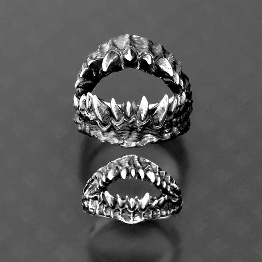 SILVER_GEEKS's tweet photo. クセになるデザイン！
牙リング！

STRANGE FREAK DESIGNS
「トゥースバイター S, L」
https://t.co/ZHRxvE9qIm
クリーチャーの口元を表現。
#sfdjp
@STRANGE_FREAK https://t.co/gaArF8VxYN