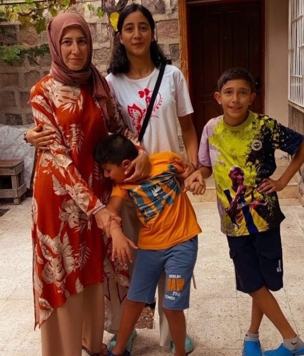 TutsakBebekler's tweet photo. Fen bilgisi öğretmeni Venhar Can, 2 Kasım 2025’ten beri cezaevinde.

%95 engelli, görme kaybı bulunan 8 yaşındaki oğlu İhsan ise annesine muhtaç.

AİHM kararları ve çocuğun üstün yararı gözetilmeli; Venhar Can, Yusuf Kerim Yasası kapsamında tahliye edilmelidir.
@elifesendeva https://t.co/Cs9nZSTqFy