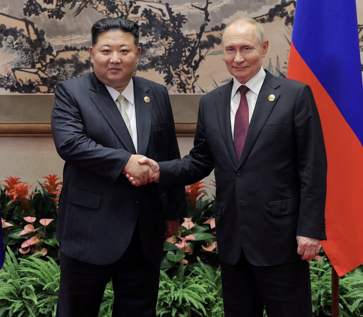 onesmtfp's tweet photo. 🇰🇵🇷🇺 Kim Jong Un commemorated Korea's liberation anniversary at Pyongyang's Liberation Tower, vowing to "firmly inherit and develop" North Korea-Russia ties "across generations." Putin sent a congratulatory message calling the relationship an "unprecedented level of comprehensive strategic partnership." The exchange comes as Pyongyang deploys troops and missiles to Russia's Ukraine war.
#NorthKorea #Russia #KimJongUn #Putin #Ukraine #BreakingNews #Geopolitics