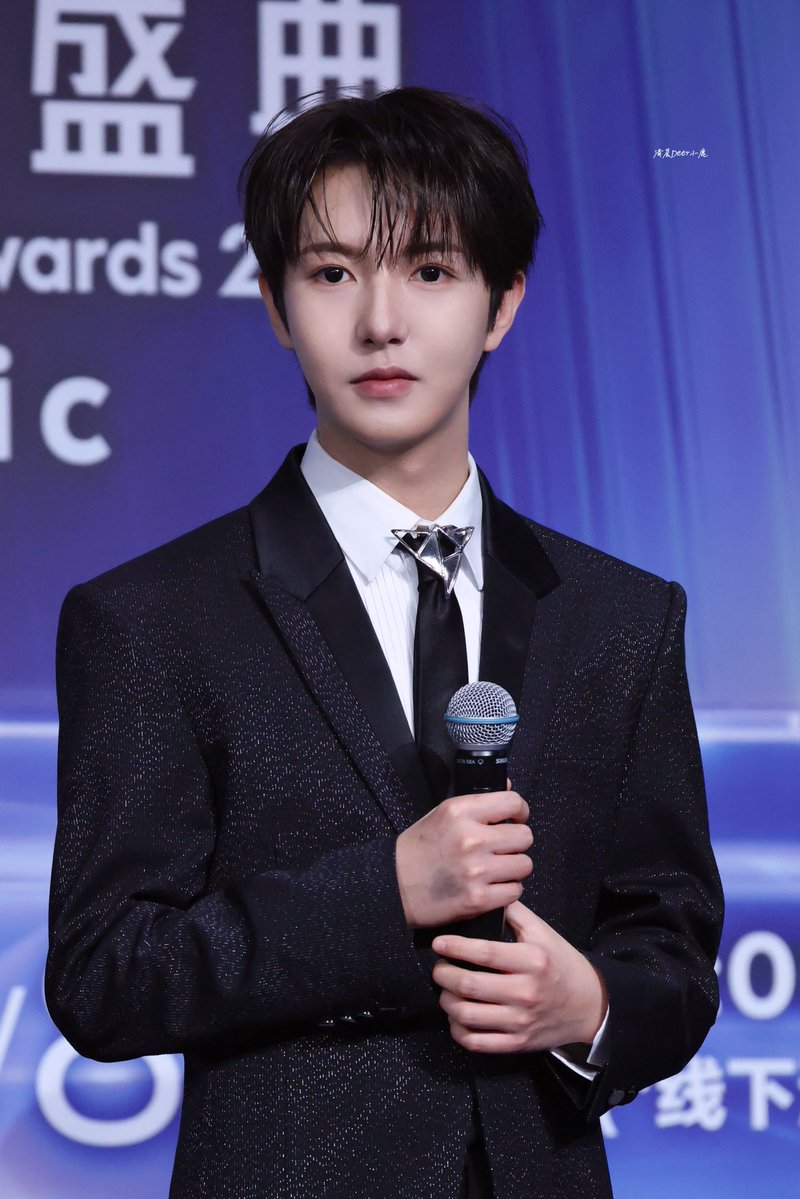 xiaorenbao's tweet photo. my dude really has that duality of looking like a cutie patootie and suddenly aurafarms at the next second 🤭 https://t.co/QBGSNzSBFg