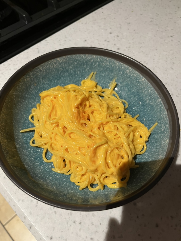 asteriodskies's tweet photo. august 15th
no weigh-in today
1125 cals
no exercise
good day bit boring but its ok. pasta is very filling &amp; hardboiled eggs are disgusting, i lowkey only ate the yolk 

cottage cheese (61c)
mac-n-cheese (403c) 
alfredo (275c) 
cookie + egg + apple + orange (387c) https://t.co/VPIC8lqg58