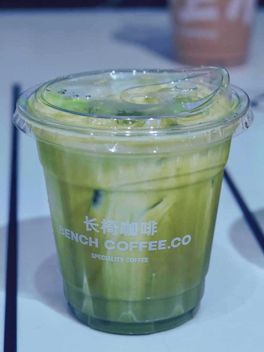 evilalbert's tweet photo. Just 3 steps to make iced matcha latte: 1. Whisk matcha powder + hot water till smooth. 2. Fill a glass with ice. 3. Top with oat milk. Creamy, cozy, and ready in 2 mins! #EasyDrink https://t.co/JW9MsarttA