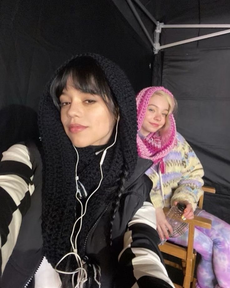 nnotgulumse's tweet photo. same vibe 🌸🖤 https://t.co/fkQxiHx911
