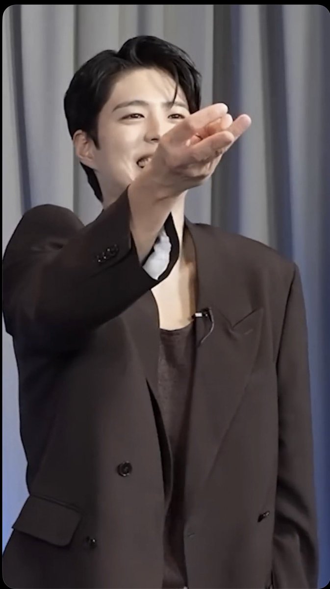 grande_ice's tweet photo. คลิปนี้ตลกมาก ถ้าผมติดตม.ผมจะบอกว่าพัคโบกอมชอบผมมาก พร้อมโชว์สเต็ปกิ่งก้านใบ🤣🤣🤣 https://t.co/5gPEd9MQdL