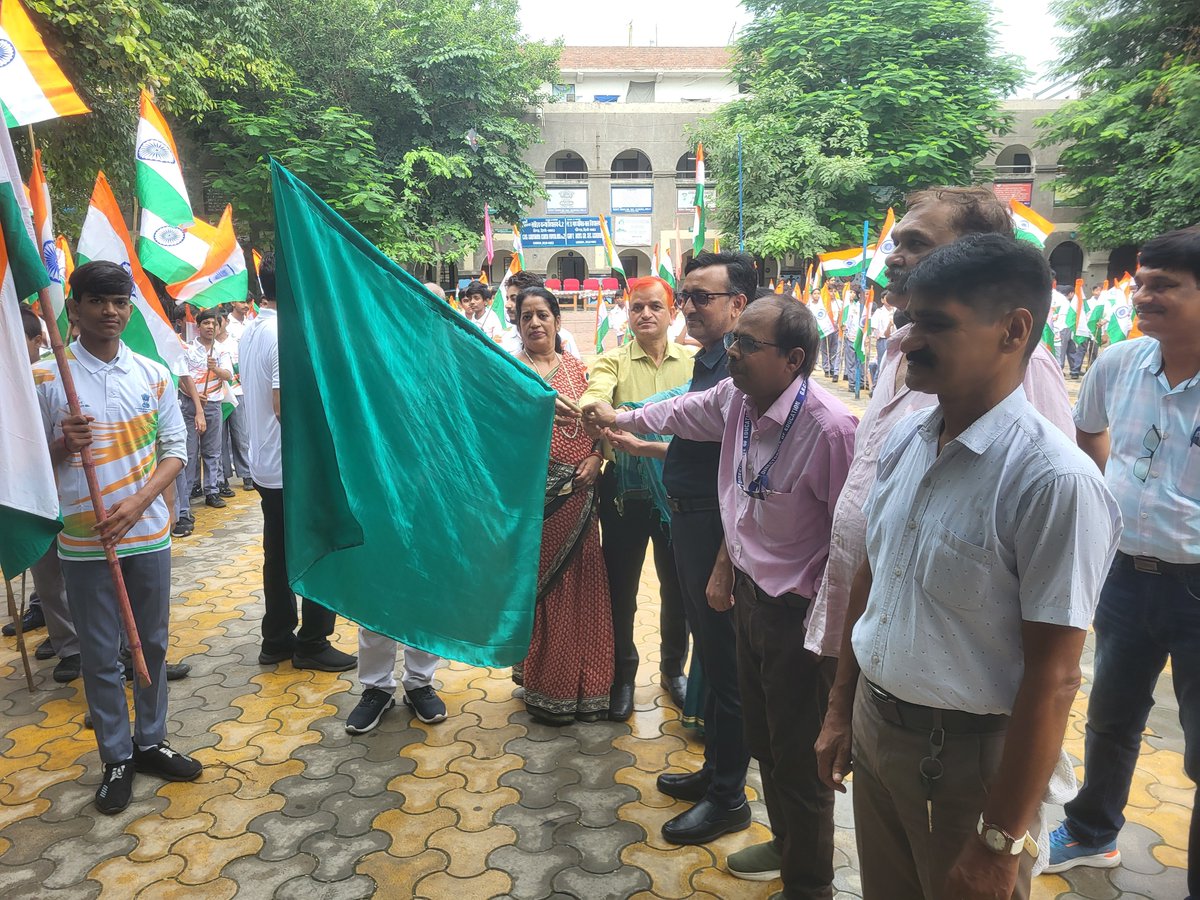 NSSGhondaNo2's tweet photo. हर घर तिरंगा अभियान के तहत विद्यालय की NSS इकाई के द्वारा तिरंगा यात्रा का आयोजन किया गया Iकार्यक्रम में DDE NE1 अजय कुमार मित्तल, DDE ZONE-4 सतीश कुमार एवं क्षेत्रीय निगम पार्षद मनीषा पूनिया, कई HOS भी उपस्थित रहे @nssrddelhi @_NSSIndia @PEBranchGNCTD @YASMinistry @CMODelhi https://t.co/kBdlKp9aBb