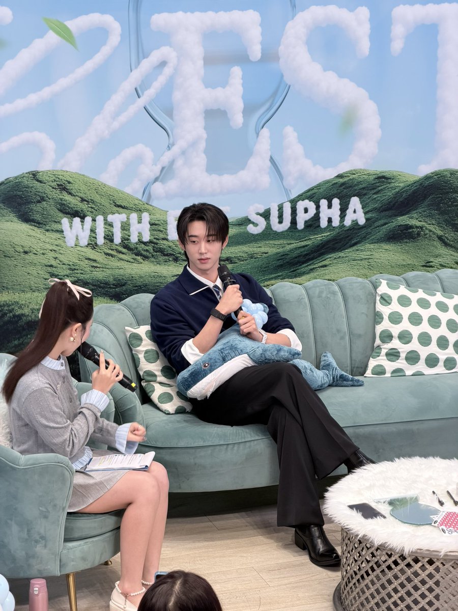 valcrazyforWE's tweet photo. EST LOOKING SO PRETTY TODAY 😭🤍
the hairstyle?!?! OPPA EST 

ClosEST MOMENT WITH EST #KalmclosESTmoment #KalmClinicxEST cr: thursfourr https://t.co/bLoMdqimtP