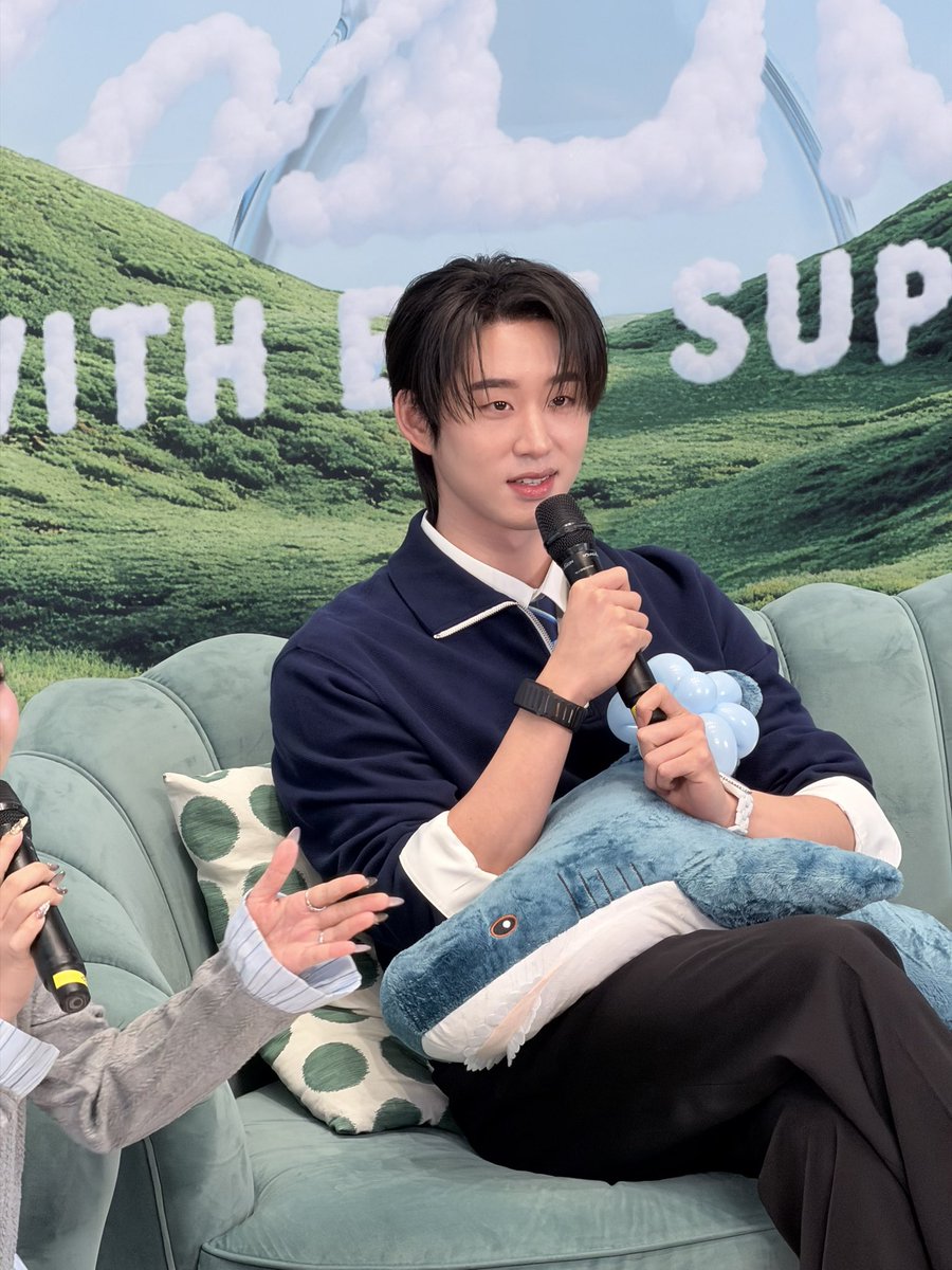 valcrazyforWE's tweet photo. EST LOOKING SO PRETTY TODAY 😭🤍
the hairstyle?!?! OPPA EST 

ClosEST MOMENT WITH EST #KalmclosESTmoment #KalmClinicxEST cr: thursfourr https://t.co/bLoMdqimtP