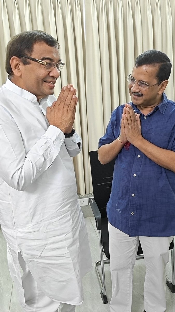 DrSushilKrGupta's tweet photo. जन-जन के प्रिय नेता और आम आदमी पार्टी के माननीय राष्ट्रीय संयोजक श्री @ArvindKejriwal जी को जन्मदिन की अनंत शुभकामनाएं! 🎉💐
​आज उनके दिल्ली स्थित निवास स्थान पहुँचकर उन्हें बधाई दी। अरविंद जी का दूरदर्शी नेतृत्व और जनकल्याणकारी नीतियां देश के करोड़ों लोगों के जीवन को बेहतर बना रही हैं।
​ईश्वर से प्रार्थना है कि भारत को शिक्षित, स्वस्थ और विकसित बनाने के उनके संकल्प को असीम शक्ति मिले। आपके उत्तम स्वास्थ्य एवं दीर्घायु जीवन की कामना करता हूँ। 🙏✨
​#HappyBirthdayArvindKejriwal #ArvindKejriwal @AamAadmiParty