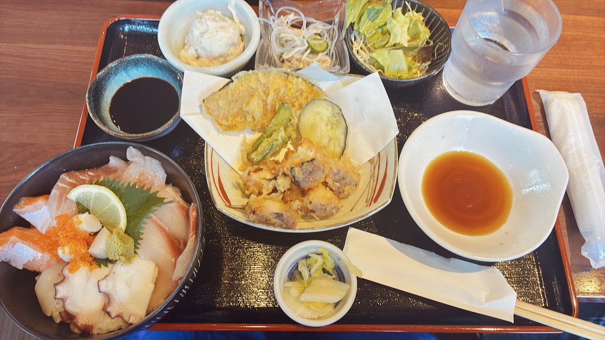 okapon_pg's tweet photo. お盆は幼馴染が結婚報告に来てくれたので、家族みんなでテトラポットさんでランチしたよ🐟
たこ天と海鮮丼の定食美味しかった〜！ https://t.co/Nsw9uc4e82