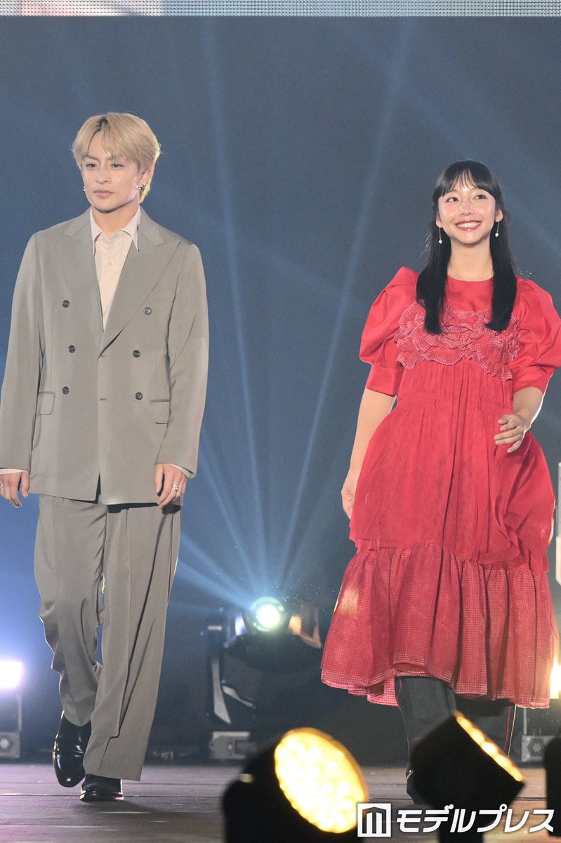 modelpress's tweet photo. 【🧡TGC松山2026🧡】

白濱亜嵐、地元凱旋で山之内すずとランウェイ ✨️

同級生「競輪」松山G1・松本貴治選手は「家も近所でずっと一緒に遊んでいた」

📸高画質写真
https://t.co/poIx4UMgsB

@_alan_official @__suzu__chan https://t.co/D22qId6M9o