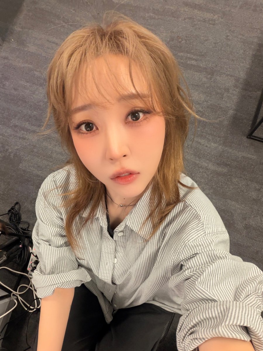 dear_byul's tweet photo. guys, moonbyul is seriously so beautiful😭 i can’t believe how gorgeous she looked today. she looked absolutely stunning. i need to thank her stylist because i genuinely didn’t know how badly i needed this hairstyle https://t.co/NHUWQ79Mo8
