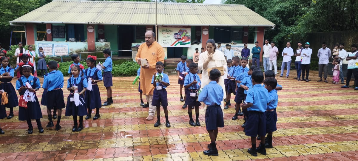 KimayaAshram's tweet photo. Kimaya Ashram celebrated Independence Day with students.
Education aid was distributed to students at:
• H.B.P. Ramchandra Patalu Choudhari Primary School
• ZP School, Ghatalpada, Palghar
• Nandani High School, Nandani
True independence begins with the freedom to learn &amp; grow. https://t.co/ZLBMPm3Kw2