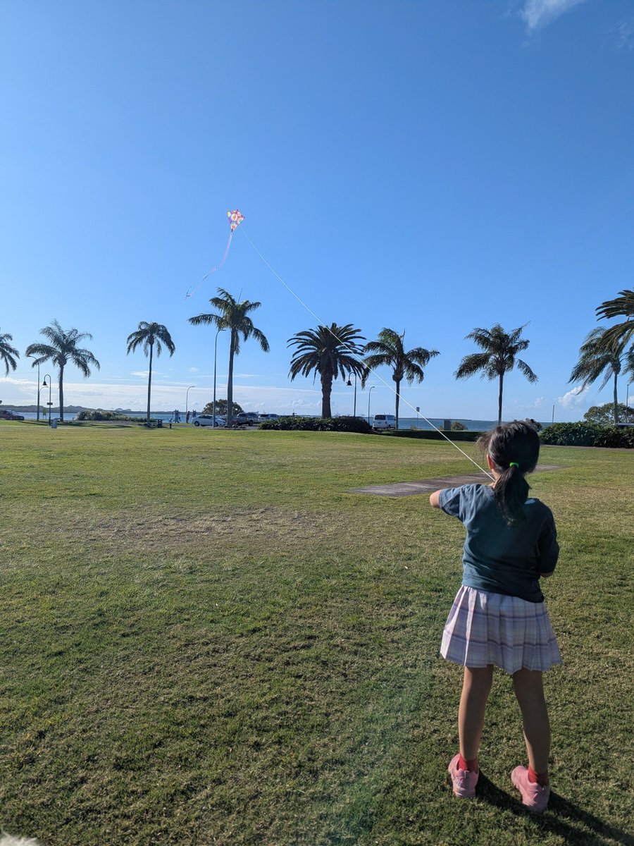 yajifox's tweet photo. #海外子育て #犬のいる暮らし 
今日は近所でゆっくり
目覚ましかけずにたっぷり寝て、朝ごはんもゆっくり食べて、テッドの散歩も長めにして

ちょっと宿題やって、午後は近所で凧揚げ🪁風があって天気良かったから他にも何人か凧揚げしてたり、誕生日会やってたり、ワンコも沢山いて😊テッドは大興奮 https://t.co/hIhXZV8aTB