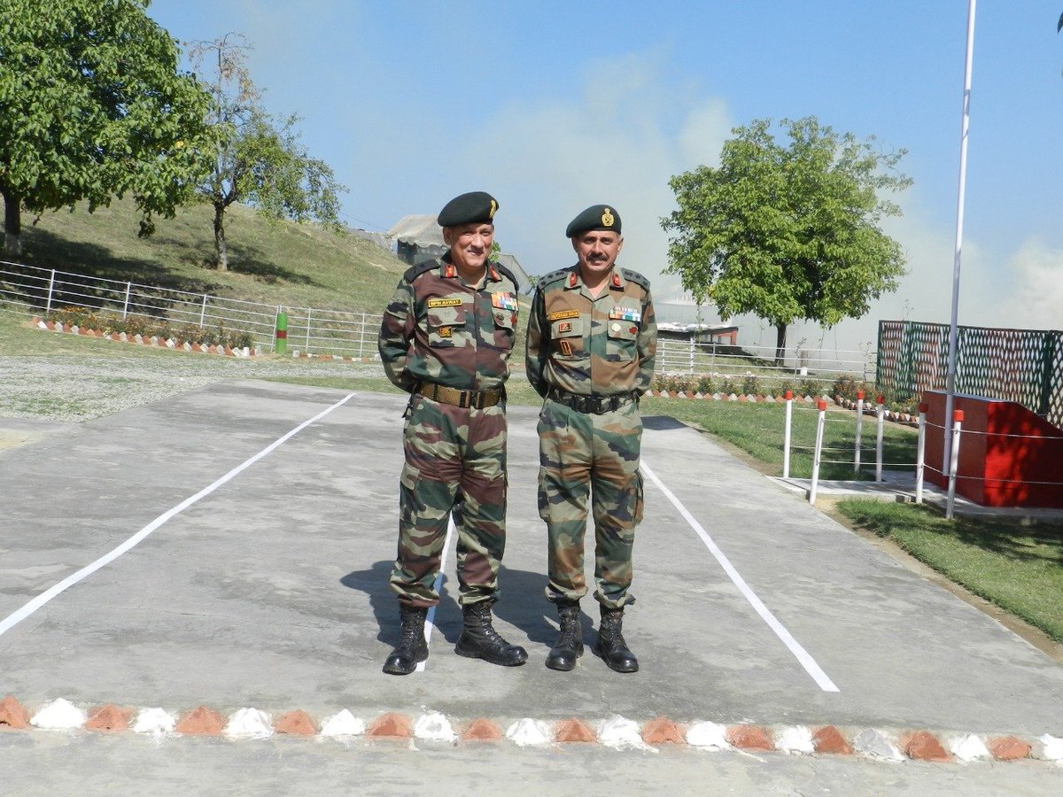 manjeetnegilive's tweet photo. Unseen pictures - CDS General Bipin Rawat with his relative Brigadier Shivendra Sing.🇮🇳🔥 https://t.co/xXYdTldshh