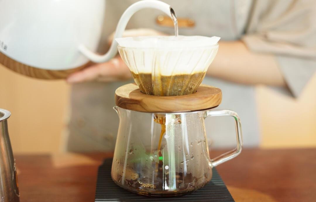 Linkaa_school's tweet photo. New coffee brewing hack: pour hot water over ground beans in a slow spiral and wait 30 sec for richer flavor! Just tried it at the new downtown café – game changer. https://t.co/xS0LRgwg27