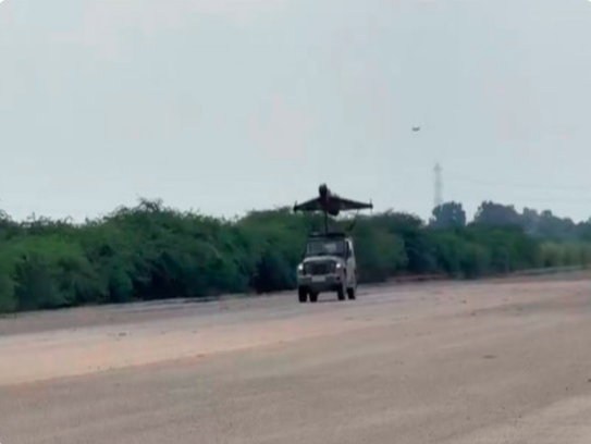 ani_digital's tweet photo. Kawa UAV successfully conducts maiden flight of jet-powered 'Divyastra Mk3' loitering munition
Read @ANI Story | https://t.co/H64JjKqTmI

#KawaUAV #DivyastraMK3 #Hoverit https://t.co/FZQJMnAq5R