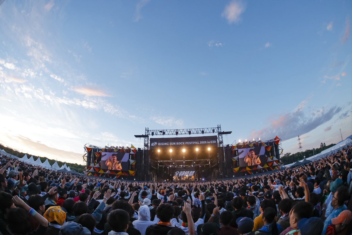 yamaguchi_SBM's tweet photo. ライジングサン。僕達サンボマスターと35000のロックンローラー達は朝陽を待ちわびながらも踊りをやめなかった。
あれは奇跡でも幻でもない。君と僕が本当に願えば、あんな朝陽が現れるのさ。だからまた必ず会おう。朝陽を待ち侘びながら、僕と君は決して負けない合言葉を持ったんだ。
#rsr  #rsr2026 https://t.co/NL9jzwv3xj
