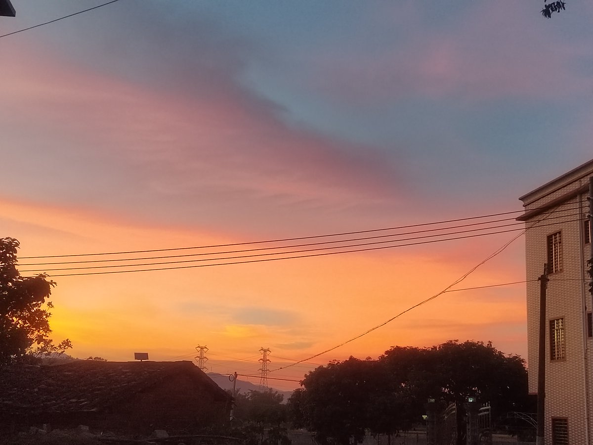 parinya_plam's tweet photo. Just finished a long run and now sitting in the sunset—heart feels so light, like all the tiny worries just melted away ， https://t.co/IKCu30Q9Y1