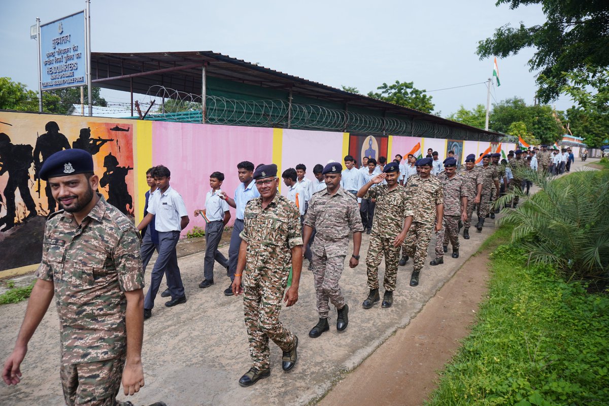 217Bn's tweet photo. Under the @HarGharTirangaa  campaign,217 Bn CRPF, Konta organized "Tiranga rally"  crpf personnel and school students joined with great enthusiasm,patriotism,unity and respect for the National flag.🇮🇳🇮🇳🇮🇳 https://t.co/kIUOd1Ryyd