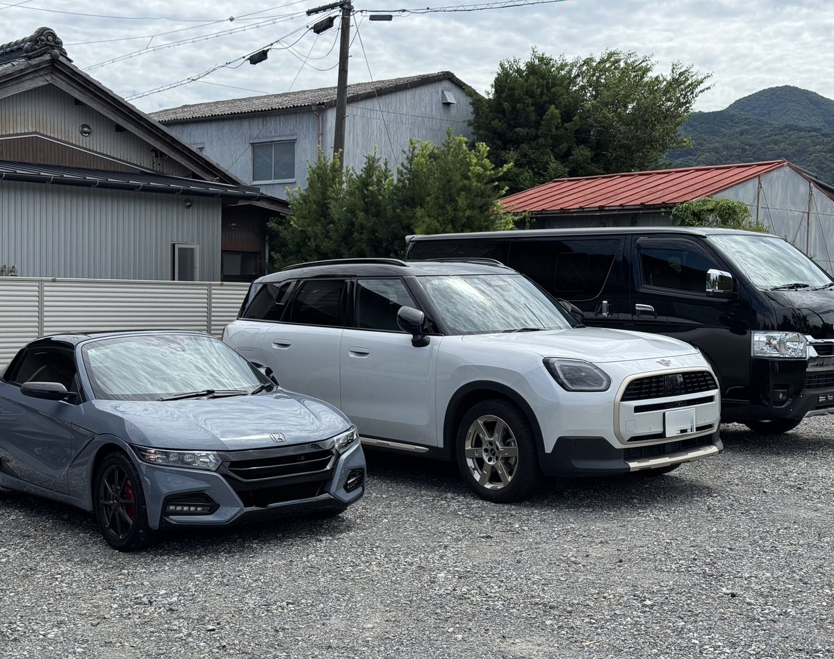 lvtp7's tweet photo. ドイツ人がMINIを作るとこうなる。
彼らはかつて「180トンの超重戦車」を『マウス』と名付けた国民性である。
軽自動車と比べると、「ミニ」がどれほどデカいかよく分かる。 https://t.co/JkJHA9wFJ6