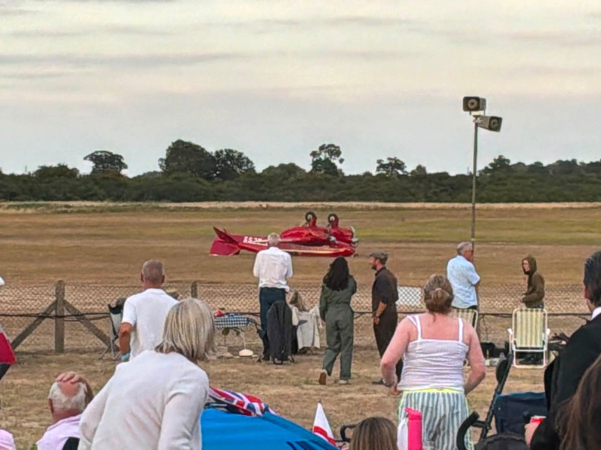 clark_aviation's tweet photo. An unfortunate incident occurred at the Shuttleworth evening airshow yesterday. The (notoriously tricky) DH -88 Grosvenor House crashed on landing.. Fortunately, the pilot suffered only minor injuries.🫰 https://t.co/lgMV2c3nsp