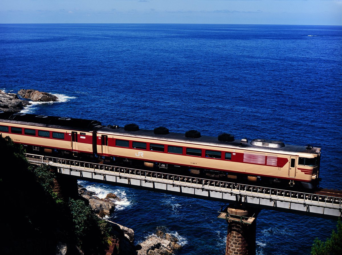 kisotch's tweet photo. #お盆だから引退した車両を貼る
この夏は子育て運用で完全引き籠りのため、妻子が寝た後で夜な夜な四半世紀前のポジをデジタイズしています。威風堂々たる国鉄特急型気動車の雄キハ181が日に何往復も山陰の海辺をかけていたあの頃。楽しかっ���なぁ… https://t.co/UKwpudmKPQ