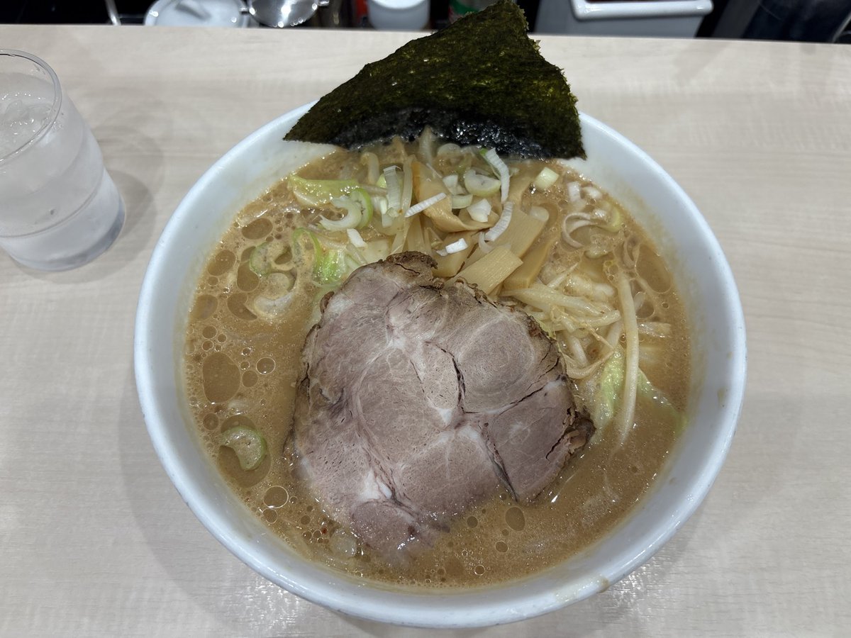grumblyman's tweet photo. 北海道ラーメン赤レンガ 鶴見西口店＠鶴見 （味噌ラーメン・並盛）
いつも行ってる夏フェスの終わりを感じたくてこちらに来た
丼が大き目で量多めが嬉しい
スープはあっさりとしててとても食べやすい
シャキシャキ野菜もたっぷりで罪悪感なし
長年愛される優しい味にほっこり #ラーメン #横浜市 https://t.co/bY1wtelQwH