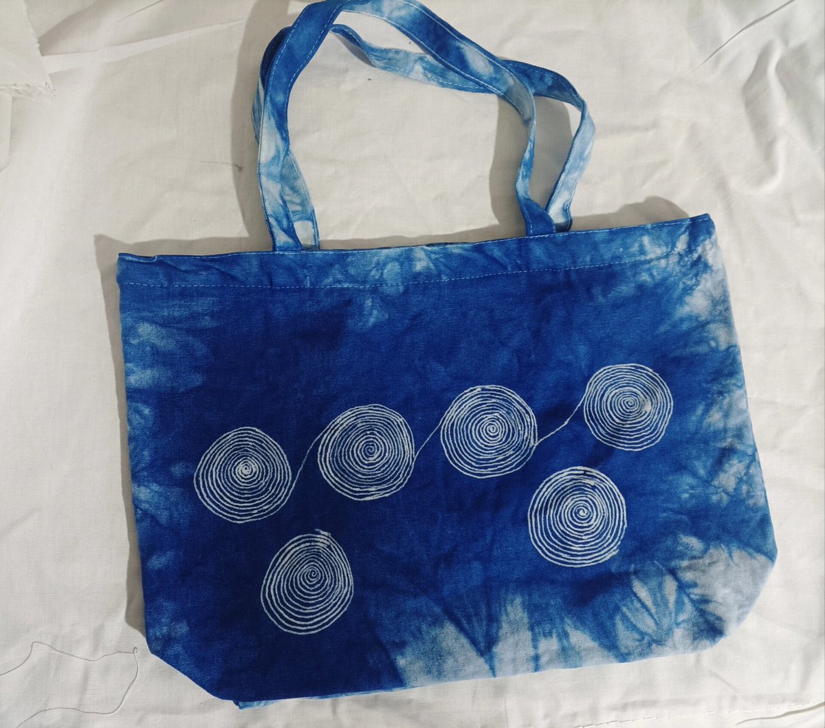 SousaSilva23's tweet photo. [Just finished this woven cotton tote bag—hand-dyed with indigo for that dreamy blue hue! Perfect for farmers markets and beach days, it’s both functional and one-of-a-kind. What’s your go-to handmade accessory ]， https://t.co/rtjZmxbLuz
